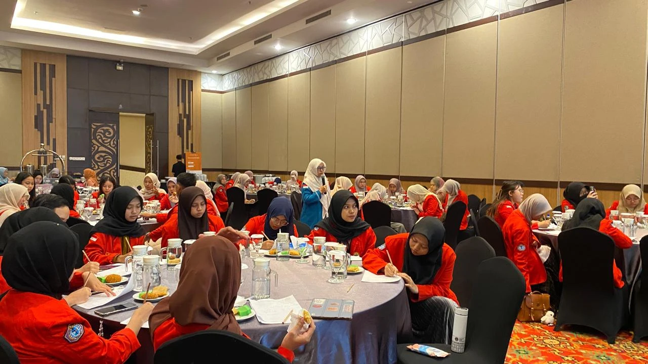 Mahasiswa Program Studi Ilmu Gizi Universitas Hasanuddin mengikuti Orientasi Mahasiswa Peduli Wasting di Hotel Harper Perintis Makassar sebagai bagian dari penguatan kapasitas pendampingan keluarga balita gizi buruk bersama UNICEF Indonesia, Dinas Kesehatan, dan ICONS guna memperkuat upaya penanggulangan wasting di Sulawesi Selatan. (Foto:  Dok. Pribadi)